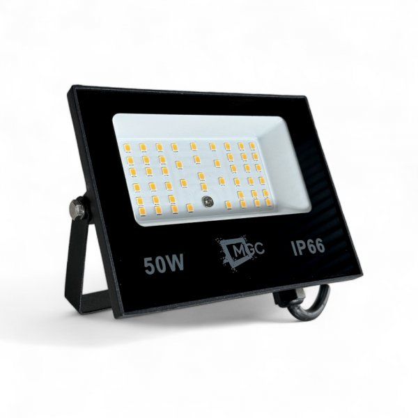 Refletor Led 50w Branco Quente 3000k Preto Bivolt IP66 - Imagem 3